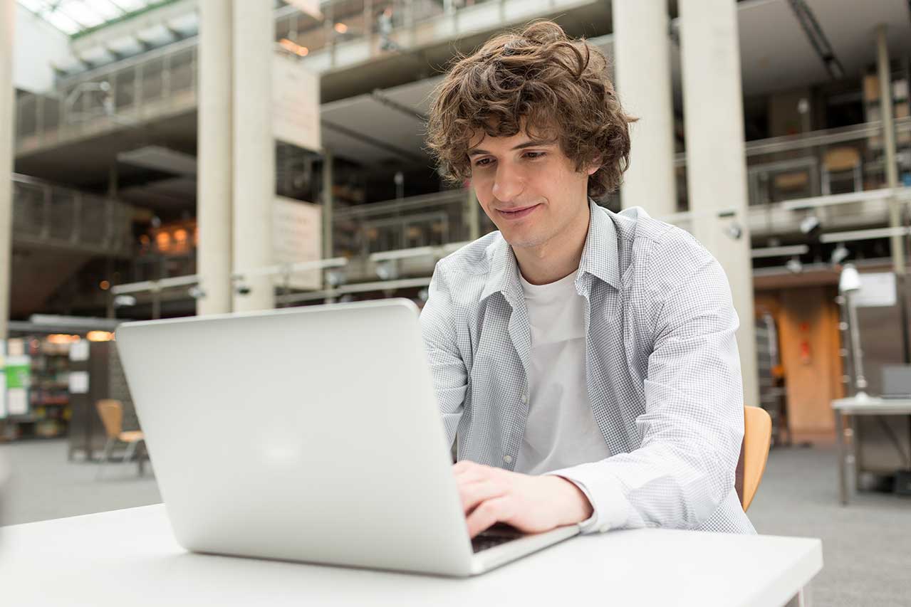 Student using AI essay writer